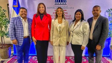 Photo of Gloria Reyes muesta avances de DDSSUPÉRATE a Sodomedi y representantes de medios.