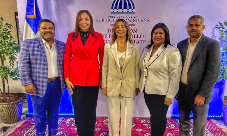 Photo of Gloria Reyes muesta avances de DDSSUPÉRATE a Sodomedi y representantes de medios.